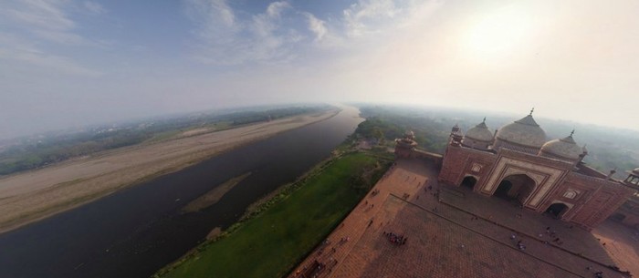 Bên ngoài Taj Mahal là dòng sông Tamuna. Một hàng rào dây thép gai được dựng lên để tránh sự xâm nhập của người ngoài vào ngôi đền từ phía sông.